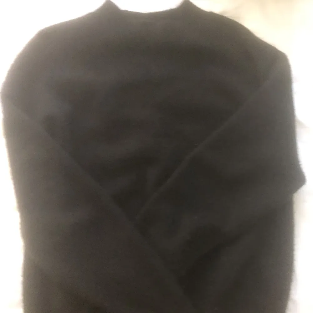 Jättefin stickad tröja från shein, bra att veta är att den är ganska kort i armarna och inte så lång. Ny pris ca 179. Lite nopprig men inget  som tänkas på. Säljer för ganska högt eftersom den inte är använd såpas mycket. Tröjor & Koftor.