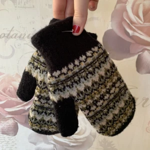 Tumvantar med mönster - Säljer dessa söta tumvantar med mönster på.