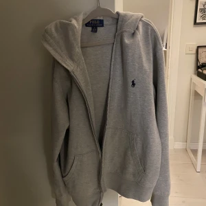 Ralph lauren zip up  - Haft i ett halv år, sälj pågrund av förliten storlek. Billigare vid snabbaffär.