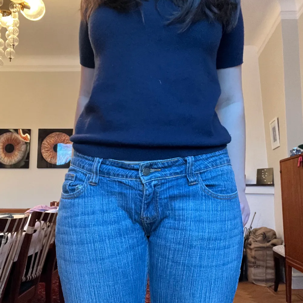 Jätte fina lowrise Brielle 90’s jeans i storlek M! Slutsålda från Brandy Melville. Midjemått rakt över 44cm  innerbenslängd 76cm. . Jeans & Byxor.