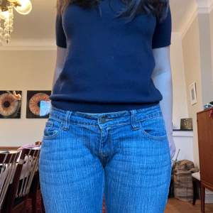 Jätte fina lowrise Brielle 90’s jeans i storlek M! Slutsålda från Brandy Melville. Midjemått rakt över 44cm  innerbenslängd 76cm. 