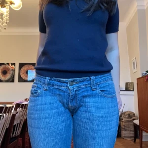 Brandy Melville jeans M - Jätte fina lowrise Brielle 90’s jeans i storlek M! Slutsålda från Brandy Melville. Midjemått rakt över 44cm  innerbenslängd 76cm. 