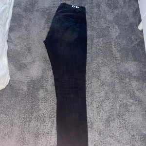 Dondup jeans - Snygga mörkgrå dondup jeans i bra skick, jeansen är i storlek 33 och är i en sjukt bra färg till vintern! Säljer dom för 699! Pris kan alltid diskuteras!🕺