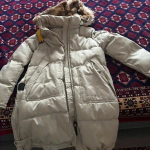 parajumper jacka  - Säljer denna jackan, den är i storlek M. Pris kan diskuteras. Kan mötas upp ifall det är i Malmö annars står köparen för frakten m. 