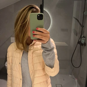 Trekvartsärmad jacka  - Jätte snygg trekvartsärmad jacka i jätte bra skick. Säljer för att jag inye tycker att den passar mig. 