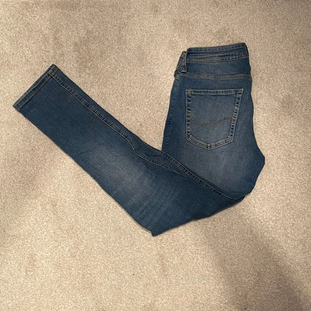 Hej! Säljer dessa feta Jack & Jones jeans i modellen JJIGLENN då dem inte används så mycket längre. Vid minsta fundering är det bara att höra av sig! //Felix. Jeans & Byxor.