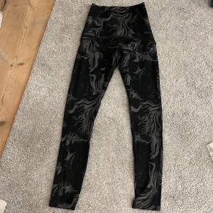 Gymshark tights  - Säljer mina endast testade gymshark GS power tights då mönstret inte faller mig i smaken. Jätte skön modell med scrunch. Nypris 549kr