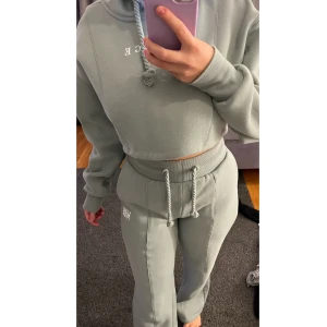 Lounge  - Lounge mint grön set. Byxorna i storlek Xs och koftan i S. Jag har storlek Xs/S i byxor men jag säljer detta set för att byxorna är för långa på mig. Jag är 1,55.  Aldrig använd, pris går och diskutera. Byxorna har ficka där bak. Fler bilder finns