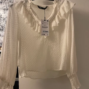  Vit blus från Zara  -  Säljer min helt nya vita blus från Zara  som är köpt för 329kr och är helt oanvänd den är i storlek M men passar mig som också pendlar mellan xs/s super fin och populär men känner att den inte passar mig 🤍🤍
