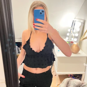 svart topp - Jättesnygg svart festtopp från shein, strl 36.