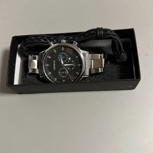 Klocka - Säljer en svinsnygg klocka!  Boxen och armbandet medföljer självklart också.  Sitter perfekt på handleder mellan 15-20 centimeters omkrets. Även enkel att kapa vid behov.  Nypris 999kr Aldrig använd Har ni ytterligare frågor är det bara att höra av sig😁👍 