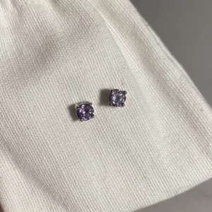 lila örhängen - supersöta små ljuslila örhängen, säljer då de inte kommer till användning 🫶 saknas pluppar men vanliga gummipluppar funkar såklart❤️ nyskick då dom knappt använts
