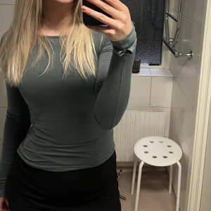 A-dsgn - Långärmad tröja från A-dsgn. Nyskick. Storlek XS, passar S. Nypris: 600kr.  Denna är i färgen ”storm”. Går inte att köpa längre.