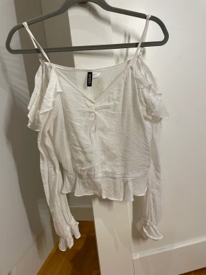 Volang topp från HM - Volang topp från hm som är använd bara någon enstaka gång, för mer bilder är det bara att höra av sig💕