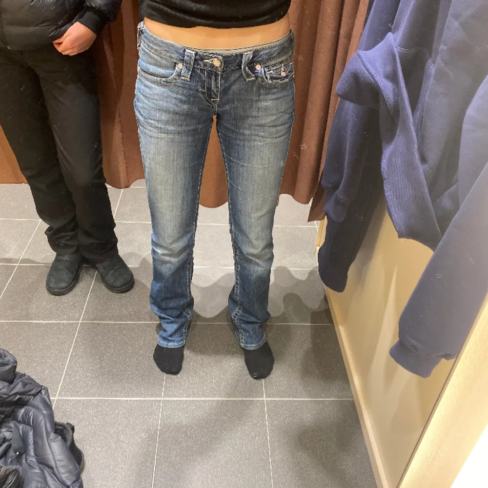 Säljer dessa dröm jeansen, säljer då ja tycker dom är lite för stora för min smak. Dom har inte en ända defekt alltså som nya!!🥰🥰 Innerbenet 85cm midjemått 39. Jeans & Byxor.
