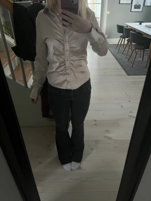 Blus från jackie - Säljer nu min fina blus från Jackie i märket Neo Noir. Köpte för 800kr och man kan öppna och stänga knapparna på både handledarna och magen. Den är i bra skick då den bara har använts i ungefär två tillfällen. Vi kan även diskutera priset💞💞