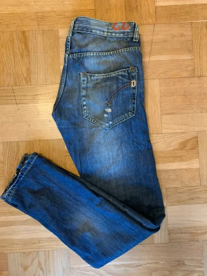 Dondup jeans fri frakt! - Nypris: 3000 kr  I  Mitt pris 437  Condition: 7/10 Inga defekter eller hål (hålen är pga modellen)  Modell: stanDart