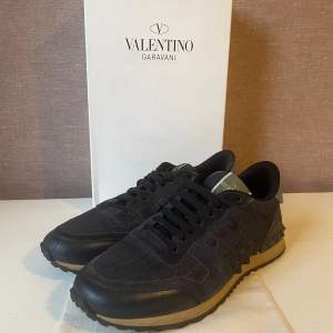 Hej! Säljer nu dessa sköna valentino rockrunners. Skorna är i storlek 42. Skorna är perfekt till vintern. Cond 9/10 då man inte märker av något täcken på användning. Tveka inte på att ställa frågor. 