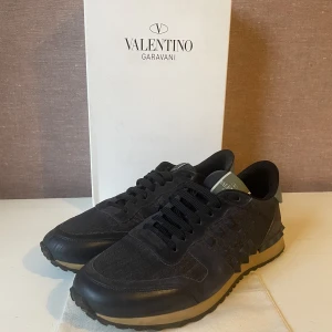 Valentino rockrunners  - Hej! Säljer nu dessa sköna valentino rockrunners. Skorna är i storlek 42. Skorna är perfekt till vintern. Cond 9/10 då man inte märker av något täcken på användning. Tveka inte på att ställa frågor. 