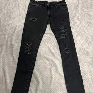 Svarta slitna jeans från Jack & Jones med storlek W32 L34, knappt använda. Pris kan diskuteras vid snabbaffär. 