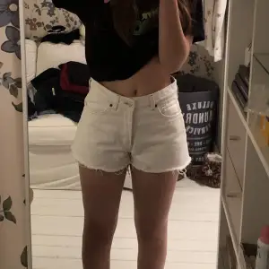 Ett par vita shorts från hm i storlek 38 🤍 använd fåtal gånger och ser ut som nya
