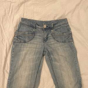 Säljer dessa snygga Jeans då dom är för stora dom har lite slitage på 3de bilden kontakta vid frågor och funderingar!🥰Dom är ljusblå men syns inte på bilden
