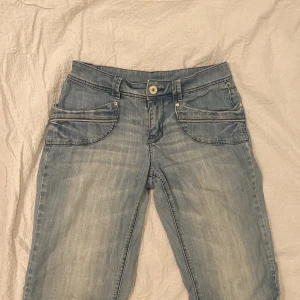 Lågmidjade jeans - Säljer dessa snygga Jeans då dom är för stora dom har lite slitage på 3de bilden kontakta vid frågor och funderingar!🥰Dom är ljusblå men syns inte på bilden