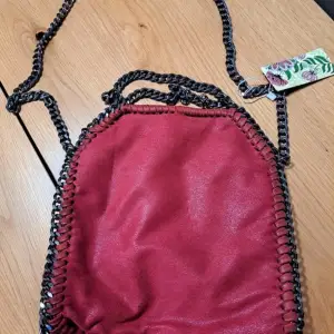 Super snygg vinröd handväska  Väskan Liknar stellamccartney men är en kopia