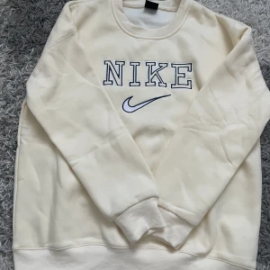 Nike sweatshirt 90s - Säljer en Nike vintage 90s sweatshirt, Storlek M. Nyskick   Passar ej priset skicka gärna prisförslag!