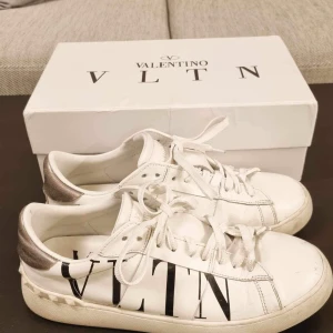 Valentino Skor - Hejsan! Säljer nu mina vita Valentino skor eftersom att de har blivit för små för mig så jag ej kan ha på mig de längre. Skulle säga att de är i 8/10 i skick.