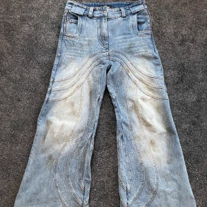 No Faith Studios jeans M - mycket utmärkta jeans i perfekt skick, mina bästa jeans som jag hade, men deras tid har kommit eftersom de är för små för mig (skicket är som nytt, inga defekter. Jag kan PM:a dig med ett kvitto från den officiella hemsidan. Må dessa jeans falla i goda hä