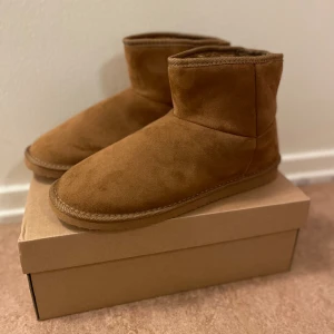 Uggs  - Säljer dessa uggs liknande skor i ljus brun färg, storlek 43 men passar 42or. Helt nya och inte använda någon gång, köpt för 500kr men säljer för 240kr😊