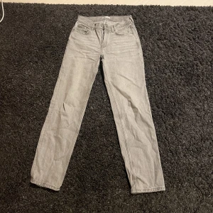 Gråa Jeans - Säljer dessa pga jag har två par. Dessa är använda kanske 5-6 gånger. Nypris 500. Skriv för fler bilder