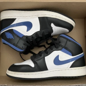 Jordan 1 mid white blue - Säljer ett par Jordan 1s i storlek 38 då jag inte använder dom längre, köpte på restock för ett år sedan och de är väl använda men ser ut som nya. Nypris 2300kr💕Pris kan diskuteras
