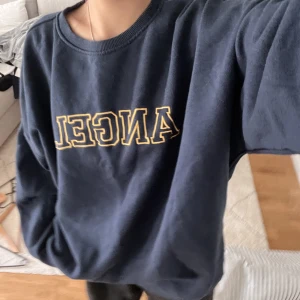 Sweatshirt  - Jätte fin och oversized sweatshirt, i använt skick men fortfarande jätte fin! Kom gärna privat för frågor <3