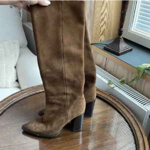 Mocka stövlar från zara - Jättefina bruna mocka stövlar från zara. Köpta på plick men aldrig använda, bilderna är från förra ägaren! 