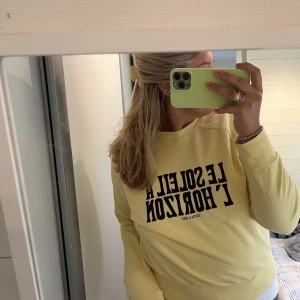 Gul Sweatshirt - Gul Scoth&Soda sweatshirt med text ”LE SOLEIL A L’HORIZON”💛💛 helt perfekt till skolan men tyvärr aning liten på mig :(((