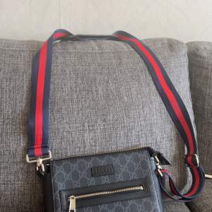 Hej jag säljer Gucci Messenger bag billigt 500kr och ifall går det att prata priset 