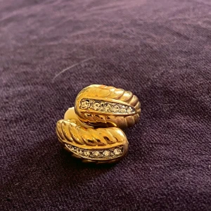 Guldfärgae örhängen  - Snygga clipsörhängen med rhinestones  Okänt material 