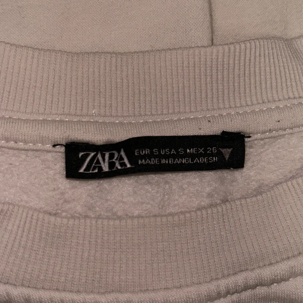 En skittt finnn tröja från Zara skit skön och passar perfekt till Vinterna,lite basic och är köpt för ca 350kr.Den är mörkbrun eller vad man ska säga🙌🏼❤️❤️  100kr ink frakt🤘🏼🫶🏼💖❤️. Hoodies.