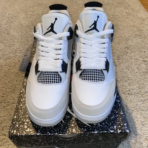 Jordan 4 military black - Skitsnygga och oanvända jordan 4 military black. Blev fel storlek och kan ej lämna tillbaka. Fler bilder vid intresse