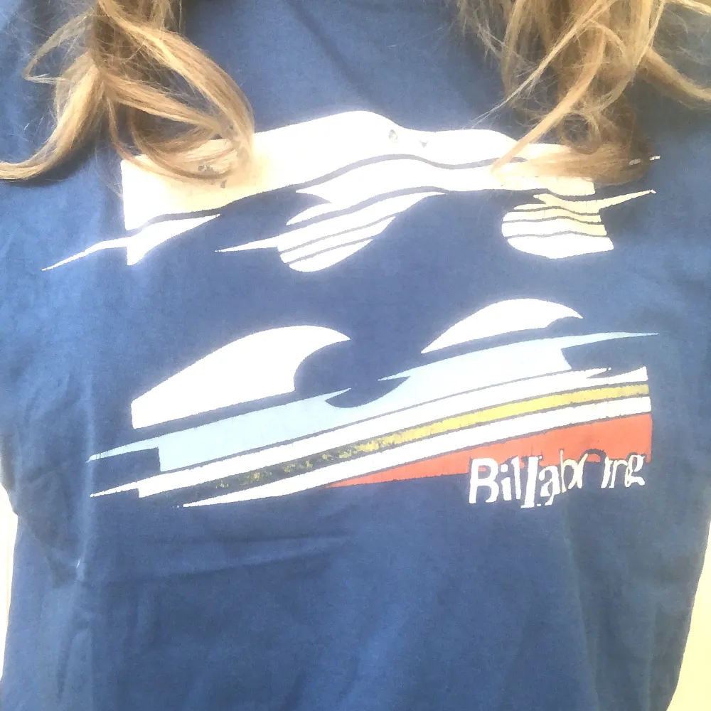 Fett skön surfer vibes tisha från Billabong. Det är bara att fråga om du undrar något💗💗. T-shirts.