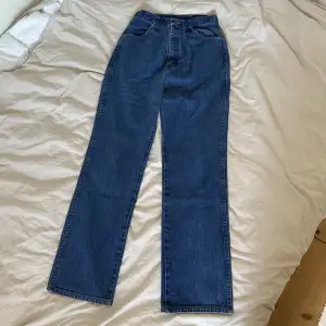 Mörkblåa raka jeans från Wrangler i jätte fint skick! 💙storlek S-M