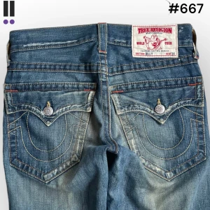 True religion jeans #667 - True Religion jeans i model Billy 💜 Tag 34W 💜Midja (rakt över) 39cm 💜 Innerben 70cm 💜 Ytterben 100cm 💜 Benöppning 20cm 💜 Hål på framsidan, liten fläck 💜Våra mått blir W=30 och L=27 💜 Men jämför alltid måtten med dina bästa jeans💜667