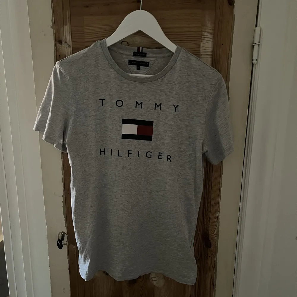 Jättefin Tommy Hilfiger t-shirt. Använd ett fåtal gånger. Ända defekten kan vara att det är ytterst lite slitage på trycket. Skriv ifall ni har fler funderingar:) Storlek 176. T-shirts.