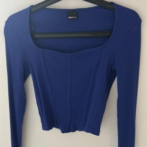 Blå topp - En topp som är oanvänd och endast testad. Superfin marinblå färg och passar till de mesta tillfällen. Säljer för jag har för mycket kläder. Vid frågor är det bara att skriva till mig!💕