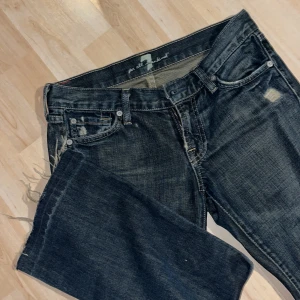 lågmidjade bootcut - skitsnygga 7 for all mankind bootcut som tyvärr är för små för mig storlek 26 midjemått: 38cm innerbenslängd: 70cm 