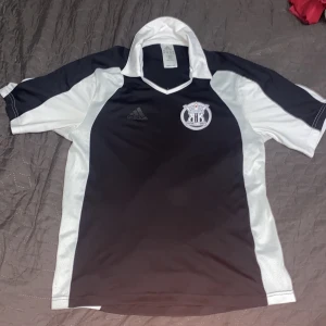 Tränings tröja  - Säljer en jätte skön och ganska fin tränings tröja, säljer den för att jag själv inte haft på mig den, går för både kille och tjej och man kan t.ex ha den på idrotten 