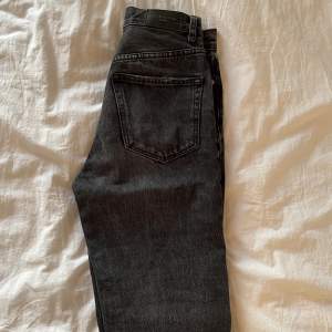 Straight jeans från Gina Tricot. Säljer pga att de blivit för små, men jeansen är i mycket fint skick. Storlek 32, 280kr