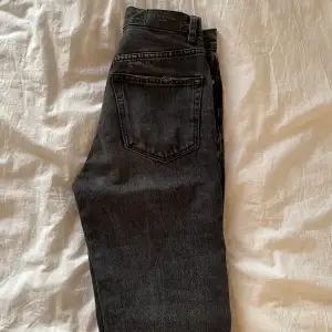 Straight jeans från Gina Tricot. Säljer pga att de blivit för små, men jeansen är i mycket fint skick. Storlek 32, 280kr